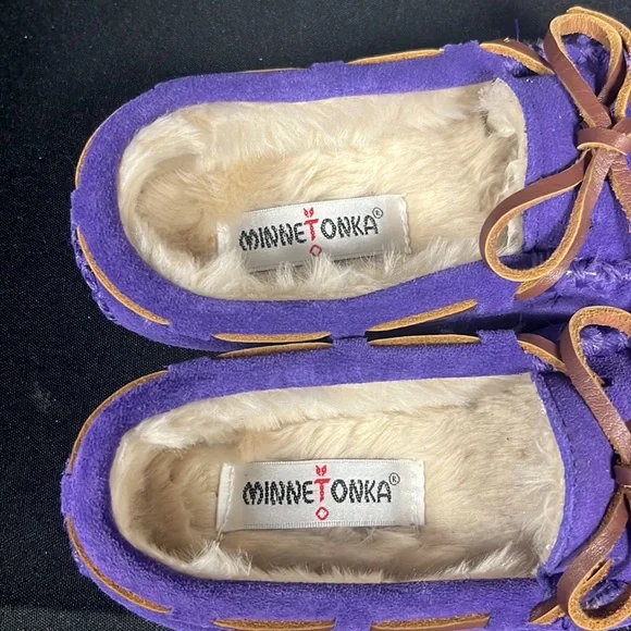 Minnetonka Child’s Cassie Purple Slipper (2923) - Picture 5 of 7